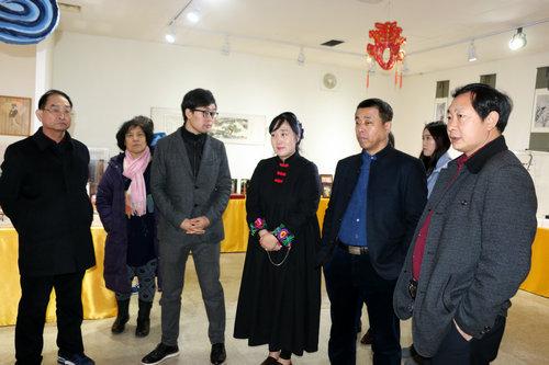 文化局长金美淑(右三)向中国艺术家讲述文化馆收藏情况